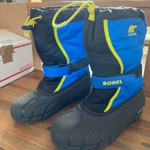 Sorel Flurry boys winter snow boots. EUC